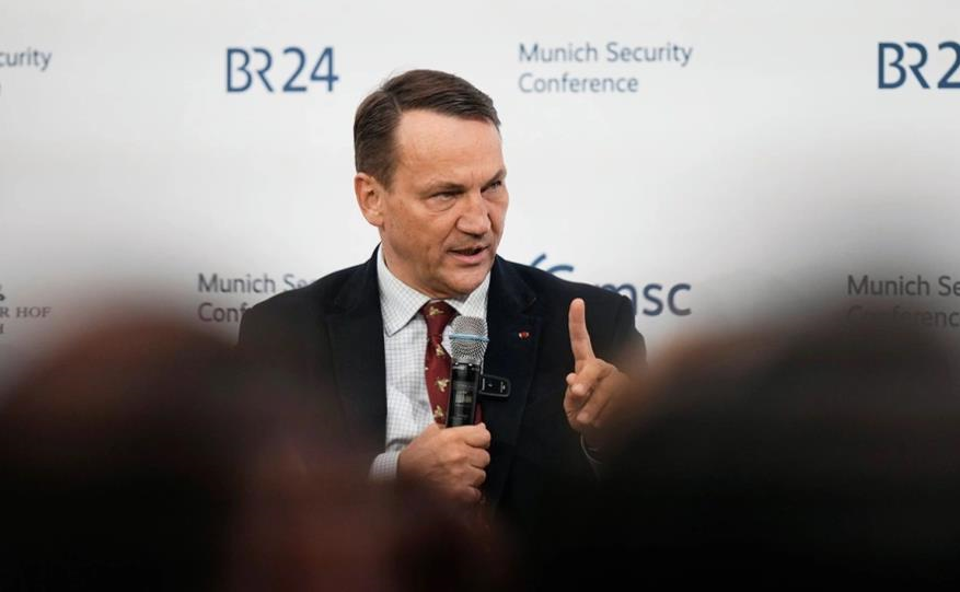 Сікорський заявив, що ЄС може стримувати Росію і без участі США