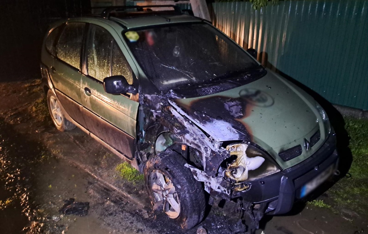 ​У Бердичеві підпалили два військових автомобілі