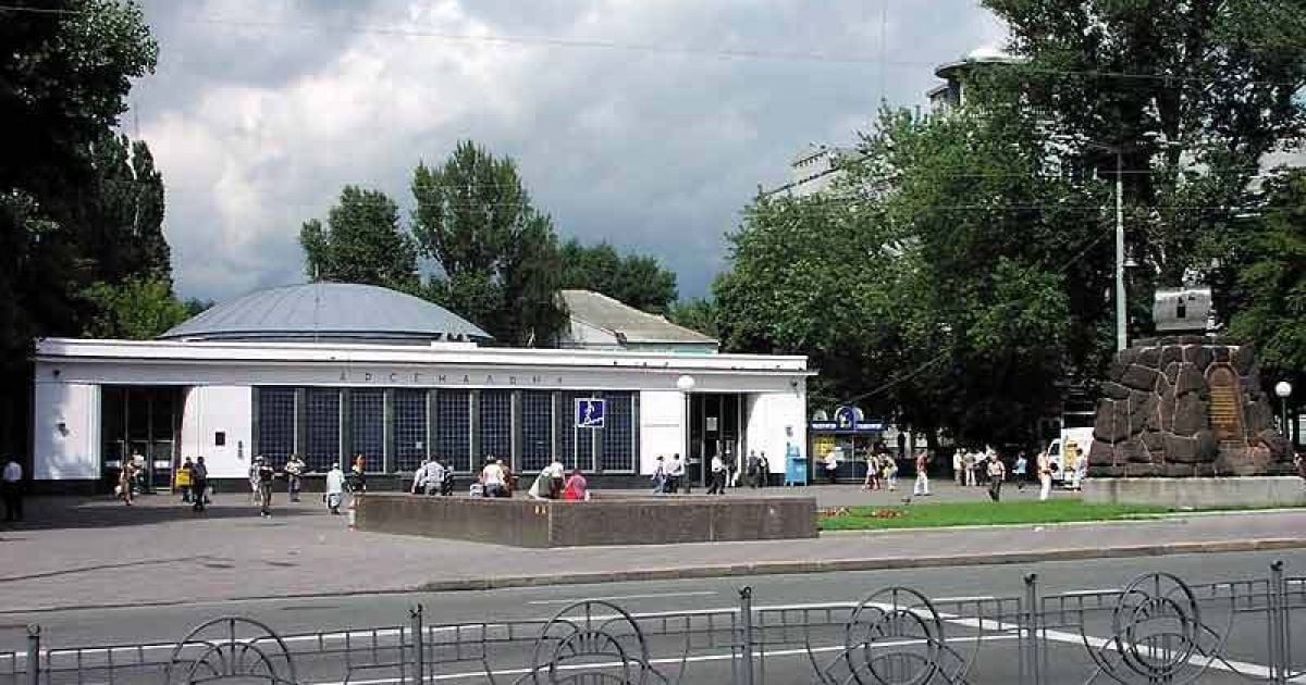 Біля метро в Києві виявили труп чоловіка