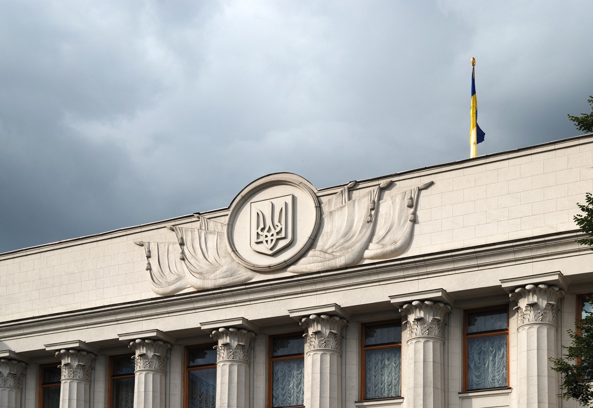 Рада дозволила військові контракти 60+