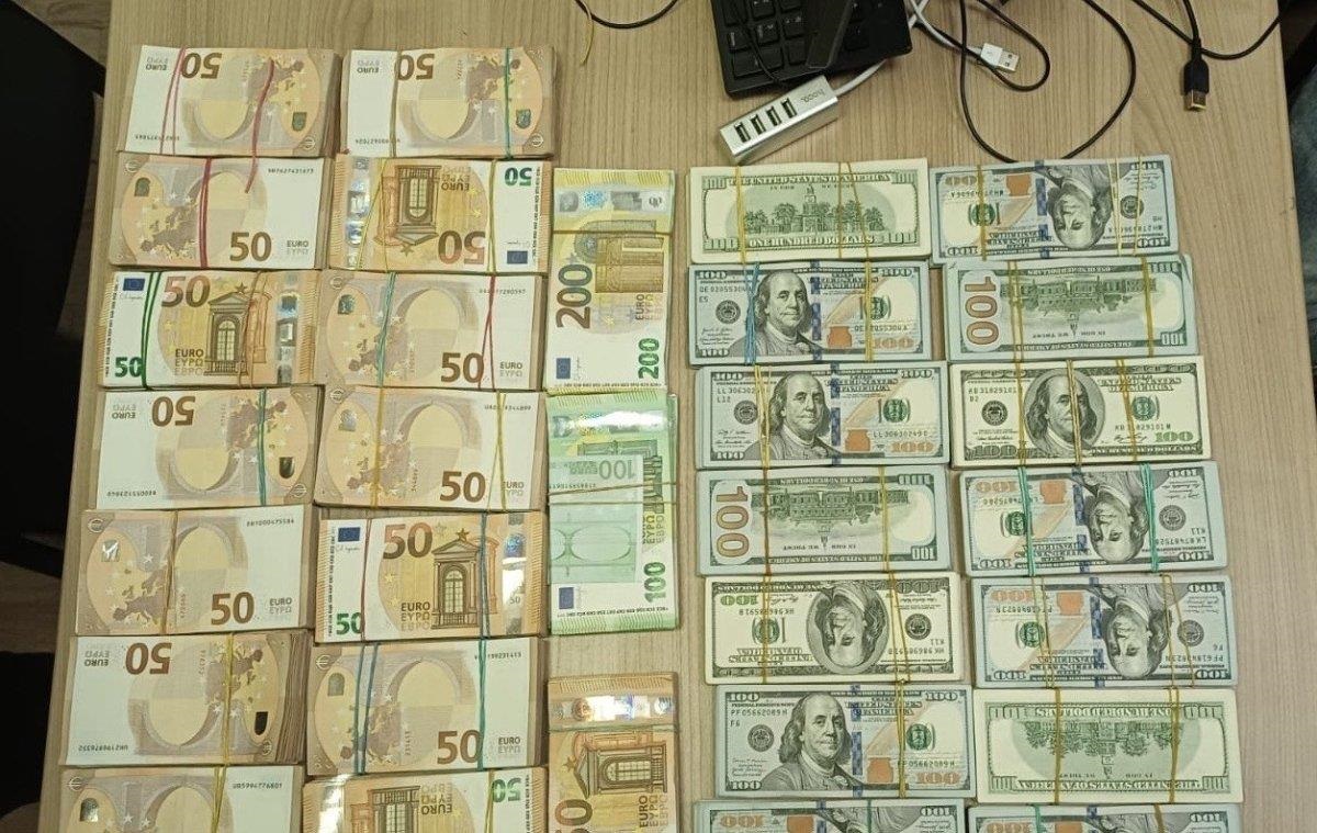 В українця вилучили велику суму валюти на кордоні