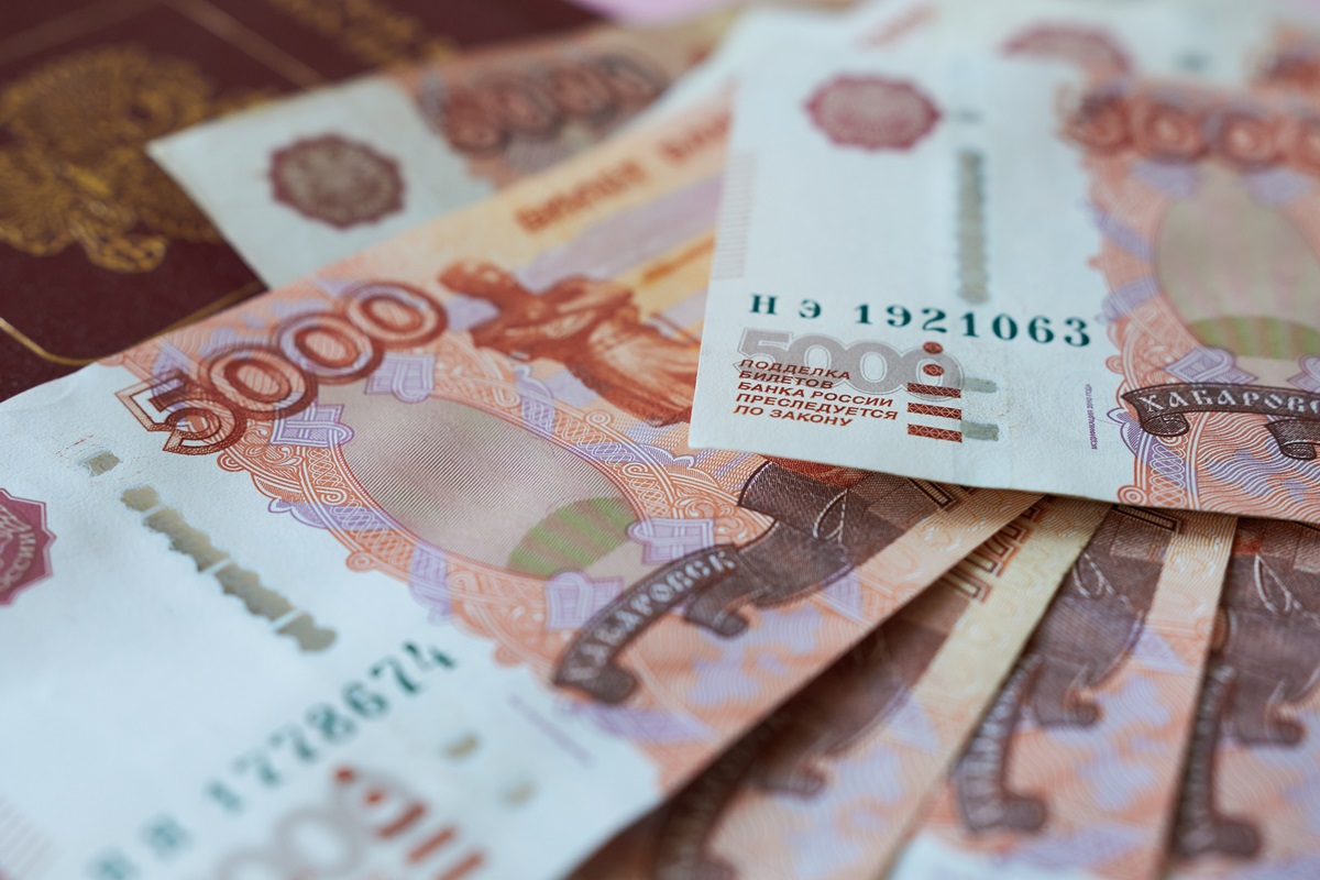 Новини бізнесу - Росіяни виносять мільярди готівки з банків через перебої з інтернетом