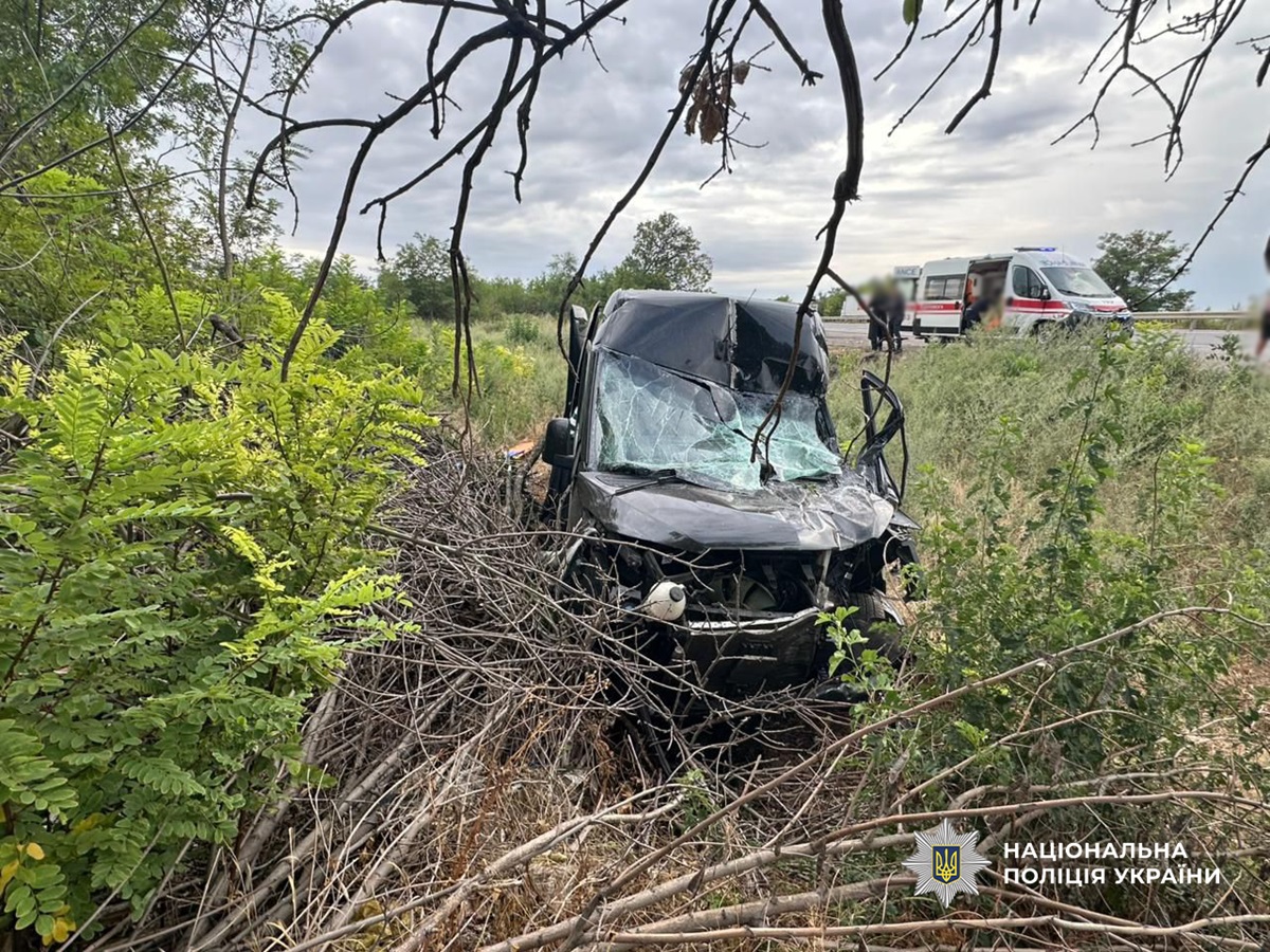 Новини України - На Одещині мікроавтобус врізався у вантажівку, серед постраждалих дитина