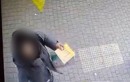 Новини України - В Одесі жінка отримала підозру за публічну наругу над прапором України