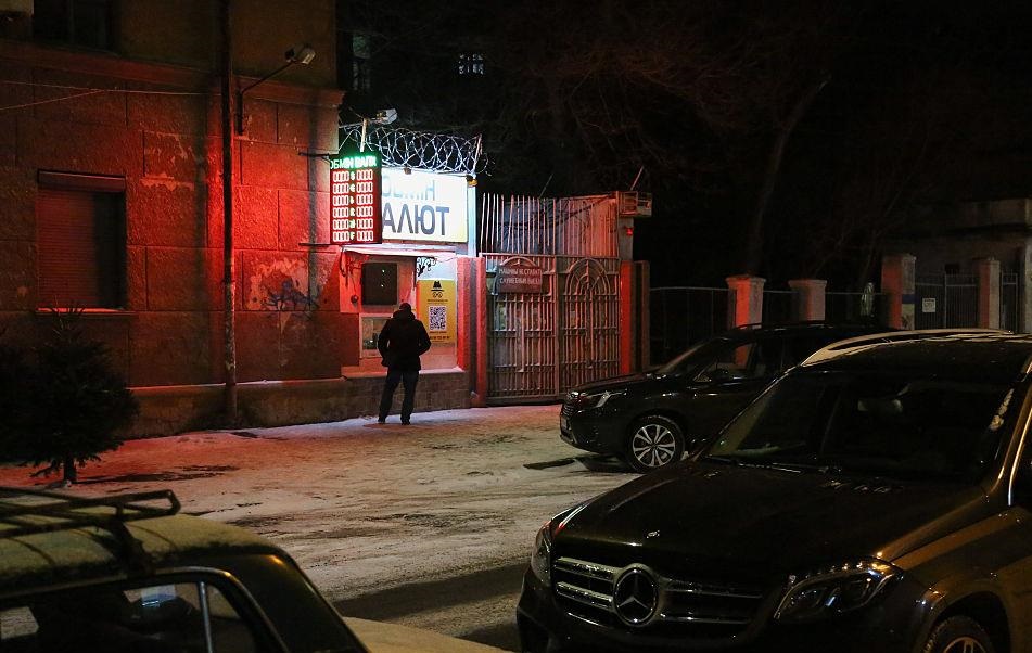 Долар всьоме оновив рекорд з початку року