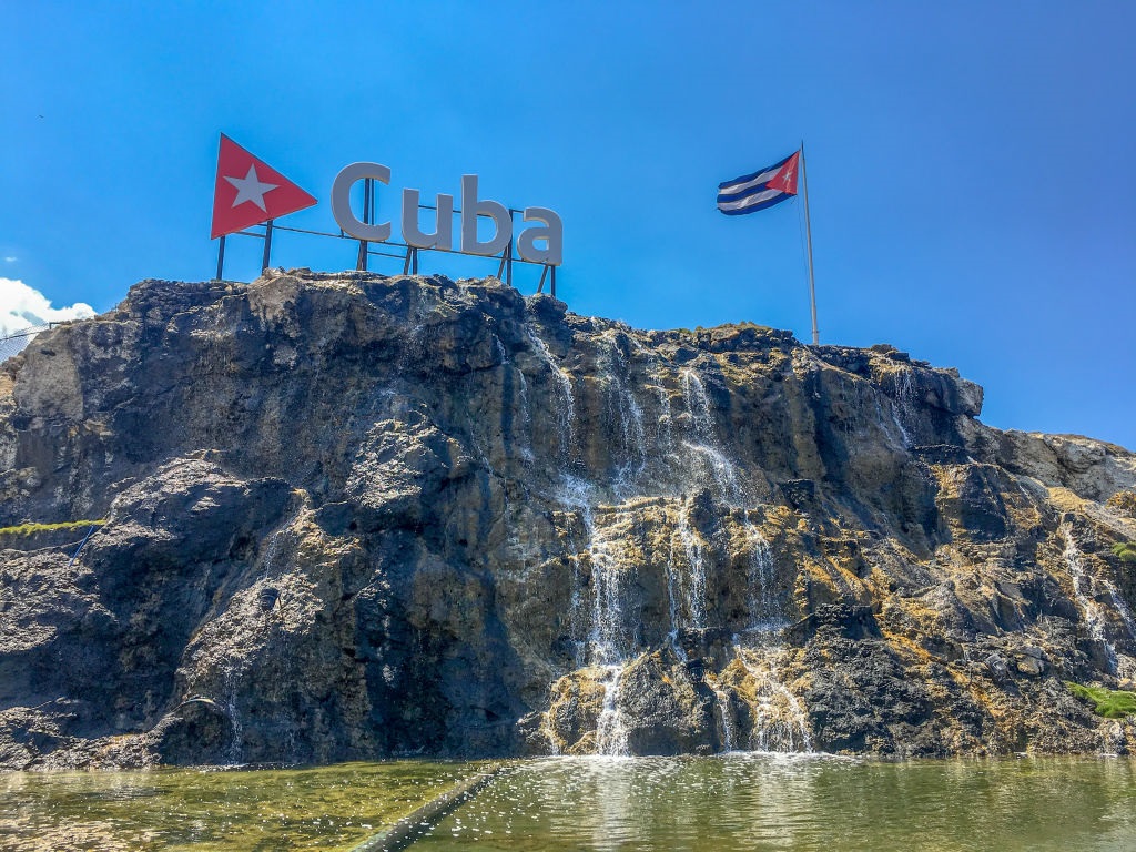 Катер під прапором США увірвався у води Куби: є загиблі