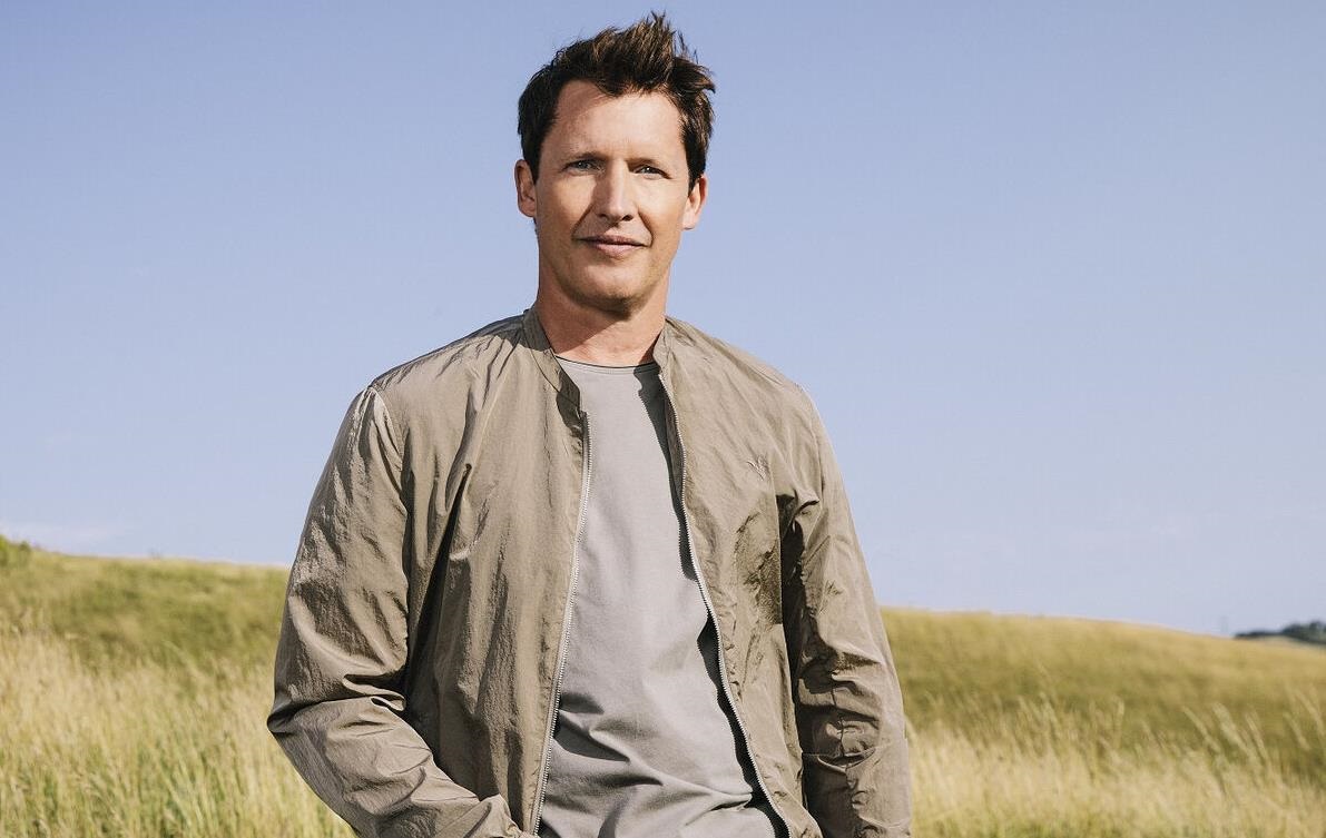 Джеймс Блант після скандалу змінив символіку: з герба РФ на тризуб